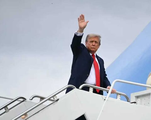 Donald Trump subiendo al avión.