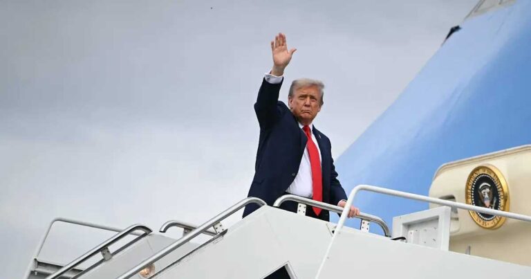 Donald Trump subiendo al avión.