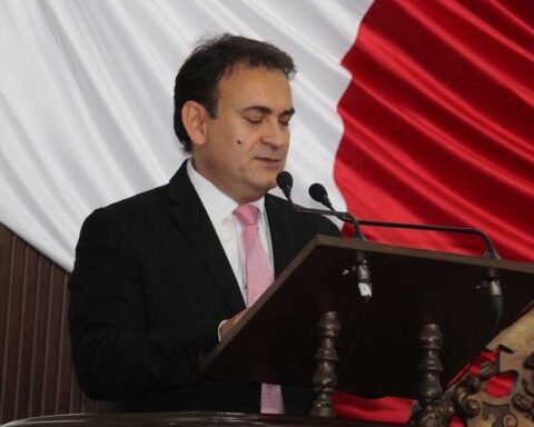 Diputado Álvaro Moreira en tribuna.