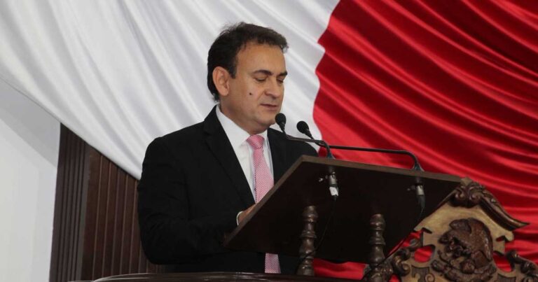 Diputado Álvaro Moreira en tribuna.