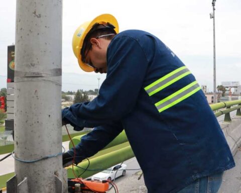 Trabajador reparando una luminaria.