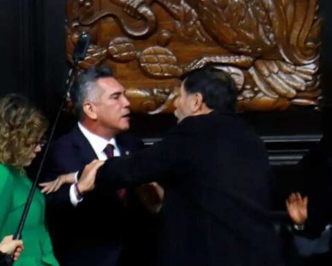 Alito Moreno peleando con Gerardo Fernández Noroña detrás de la Mesa Directiva del Senado.