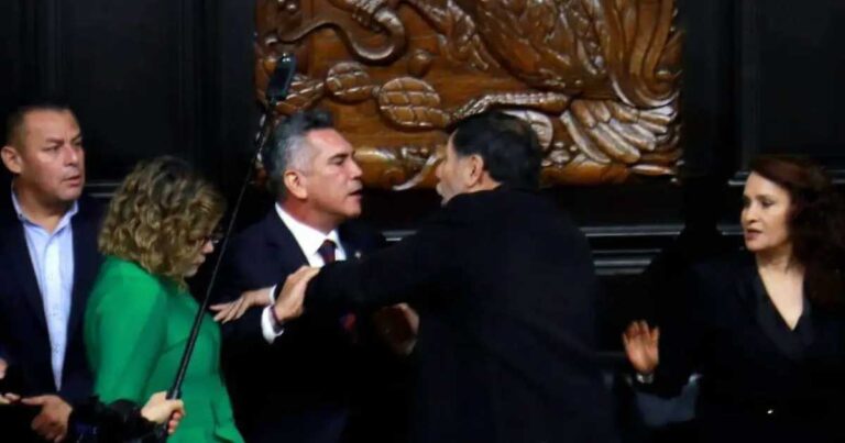 Alito Moreno peleando con Gerardo Fernández Noroña detrás de la Mesa Directiva del Senado.