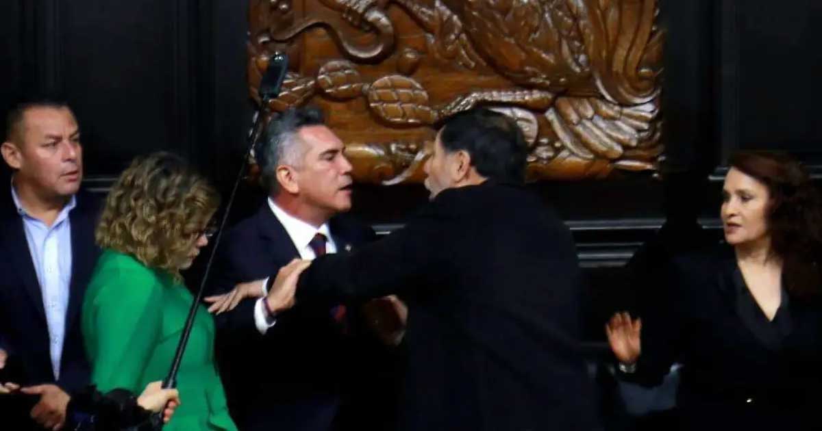 Alito Moreno peleando con Gerardo Fernández Noroña detrás de la Mesa Directiva del Senado.