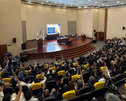 Miembros del Consejo Universitario de la UAdeC votando en la sesión en Monclova.
