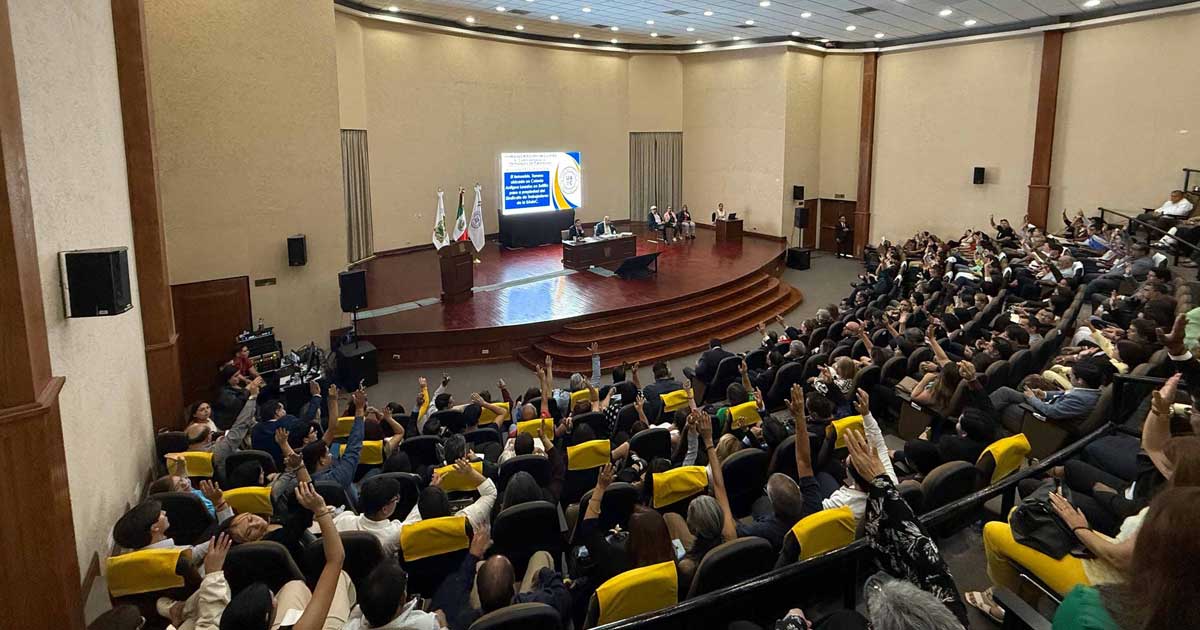 Miembros del Consejo Universitario de la UAdeC votando en la sesión en Monclova.