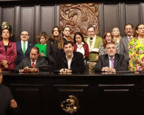 Gerardo Fernández Noroña, acompañado de senadores aliados.