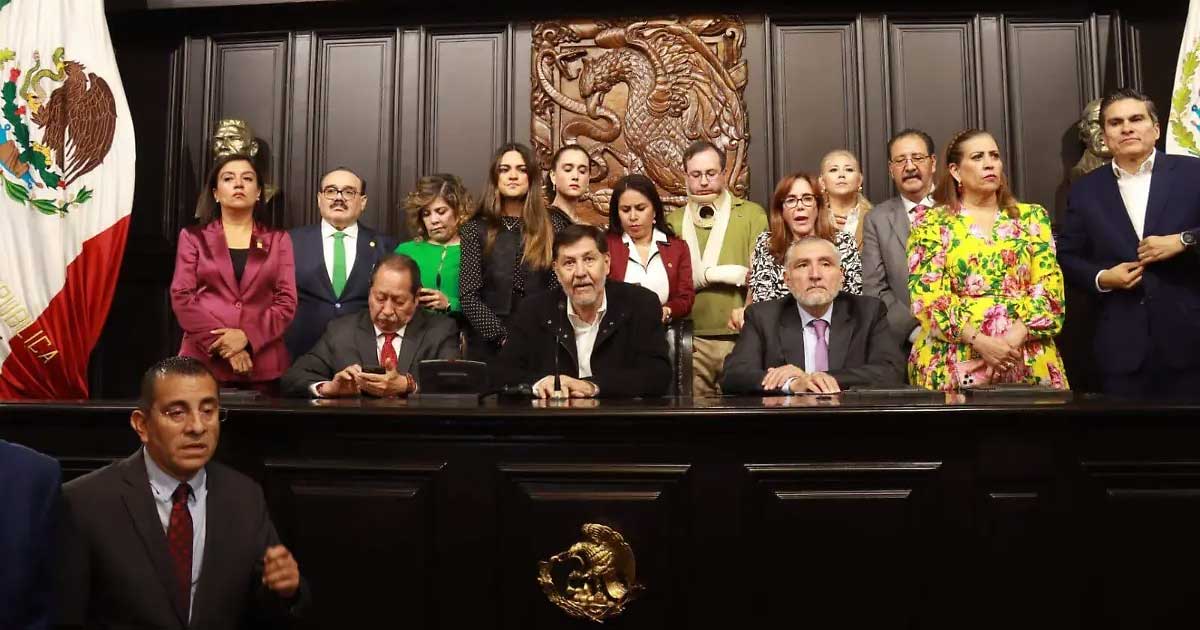 Gerardo Fernández Noroña, acompañado de senadores aliados.