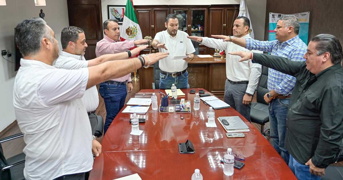Integrantes de la Junta Catastral tomando protesta.