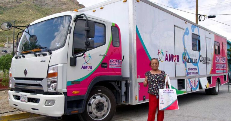 Camión del programa Amor en Movimiento y una beneficiaria.