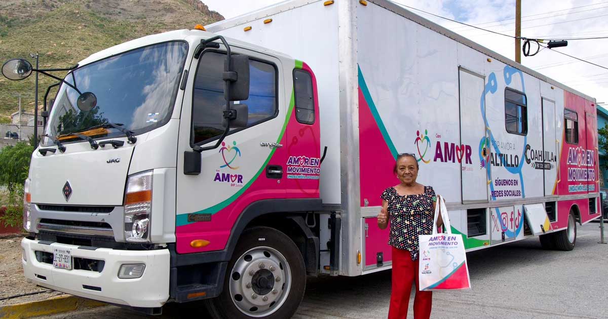 Camión del programa Amor en Movimiento y una beneficiaria.