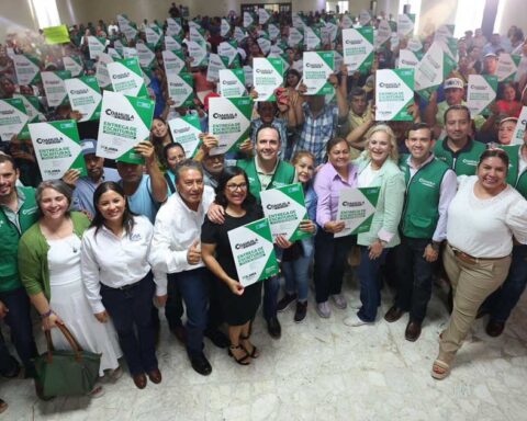 El gobernador Manolo Jiménez, funcionarios y beneficiarios del programa de escrituración.