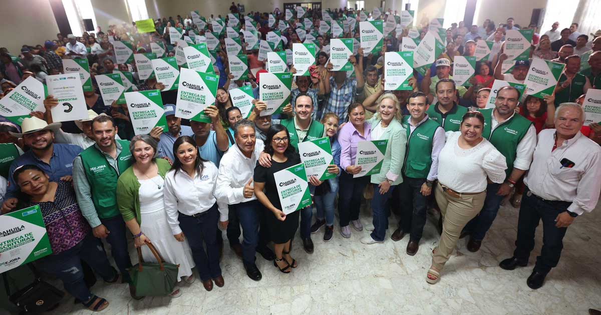 El gobernador Manolo Jiménez, funcionarios y beneficiarios del programa de escrituración.