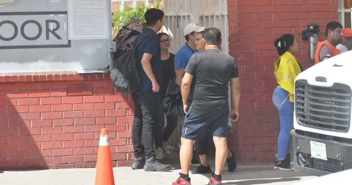 Trabajadores al exterior de la empresa Wrangler en La Laguna.