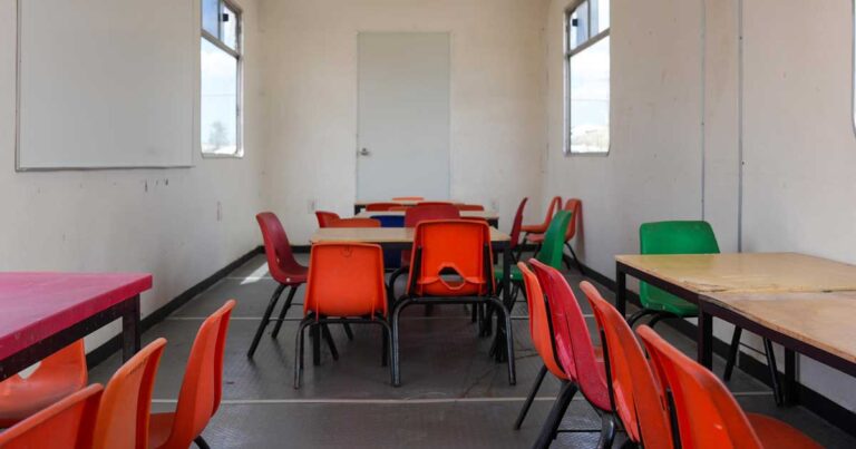 Interior de una de las aulas móviles en la nueva escuela de Ramos Arizpe.