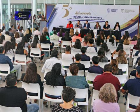 El interior de la Infoteca Campus Arteaga de la UAdeC.