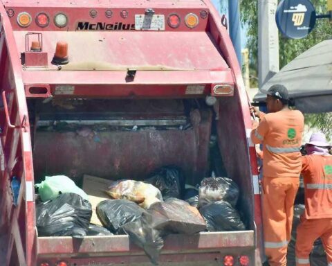 Camión de PASA y trabajadores recogiendo basura.