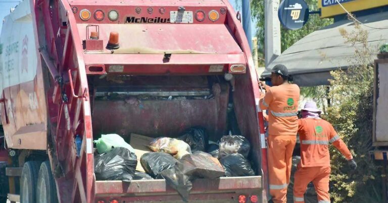 Camión de PASA y trabajadores recogiendo basura.