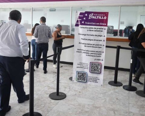 Fila de contribuyentes en Saltillo.