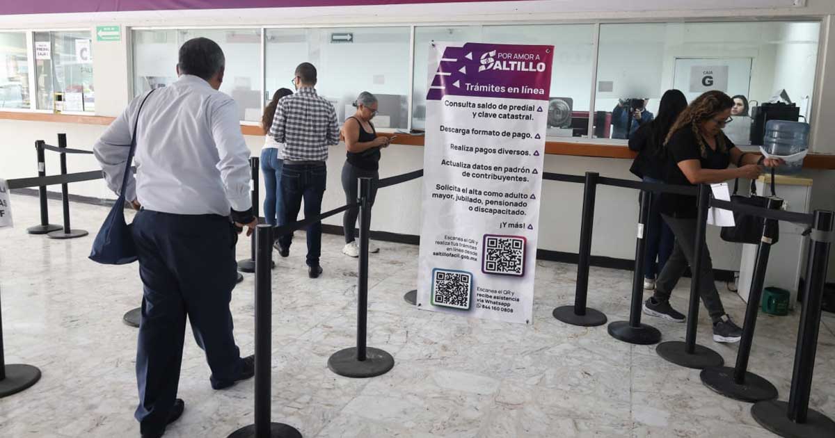Fila de contribuyentes en Saltillo.