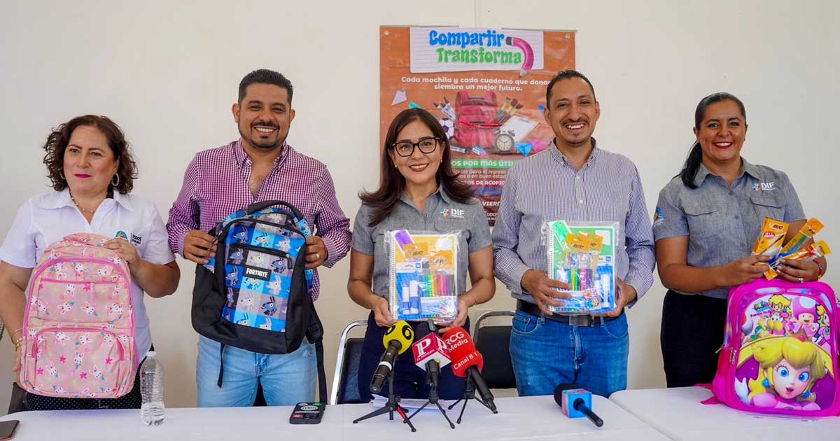Funcionarios sosteniendo mochilas y útiles escolares.