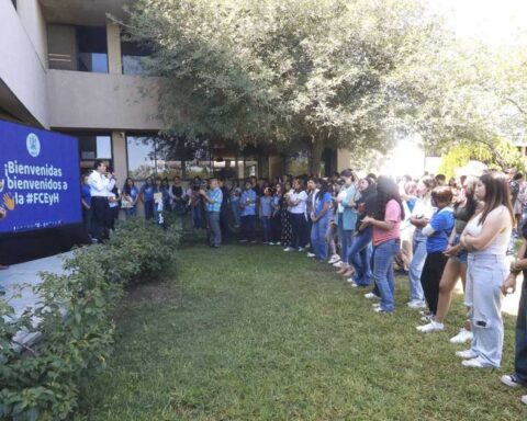 El rector Octavio Pimentel y otros funcionarios dando la bienvenida a los estudiantes de la UAdeC.