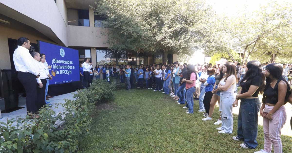 El rector Octavio Pimentel y otros funcionarios dando la bienvenida a los estudiantes de la UAdeC.