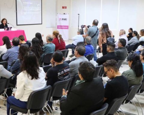 Asistentes durante la conferencia del INE Coahuila.