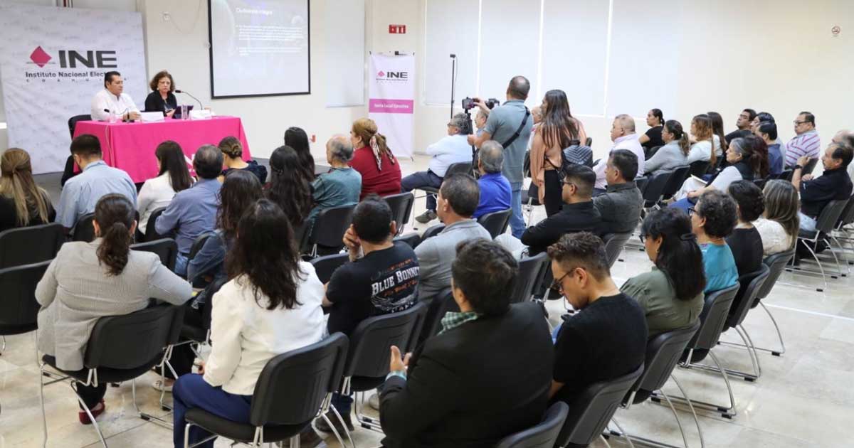 Asistentes durante la conferencia del INE Coahuila.
