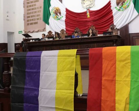 Interior del Congreso de Coahuila; banderas de comunidad LGBT+ en un barandal.