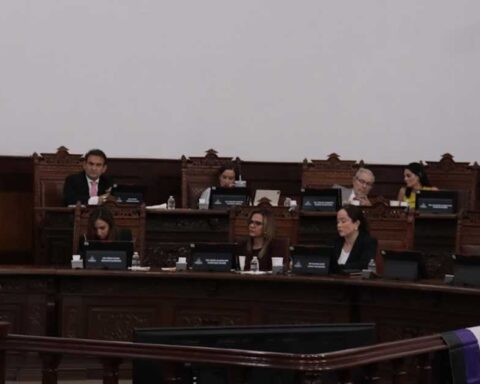 Legisladores coahuilenses en sesión extraordinaria del Congreso local.