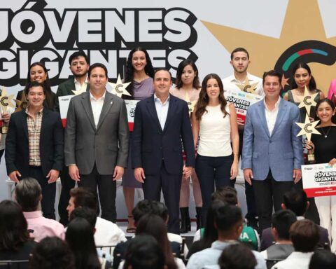 El gobernador de Coahuila Manolo Jiménez rodeado de los ganadores del Premio Jóvenes Gigantes.