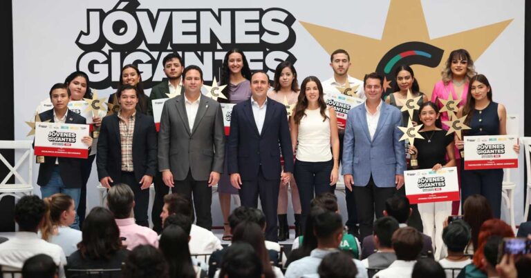 El gobernador de Coahuila Manolo Jiménez rodeado de los ganadores del Premio Jóvenes Gigantes.