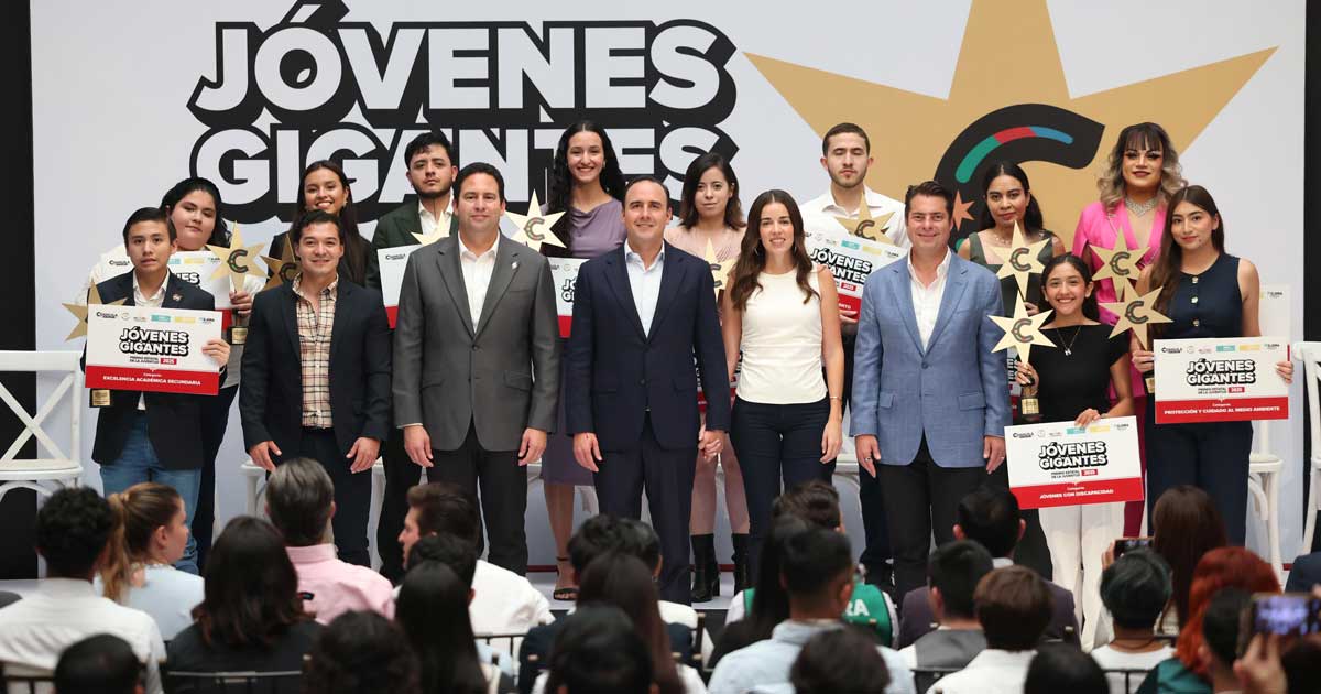 El gobernador de Coahuila Manolo Jiménez rodeado de los ganadores del Premio Jóvenes Gigantes.