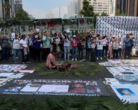 Miembros de colectivos de desaparecidos en CDMX.