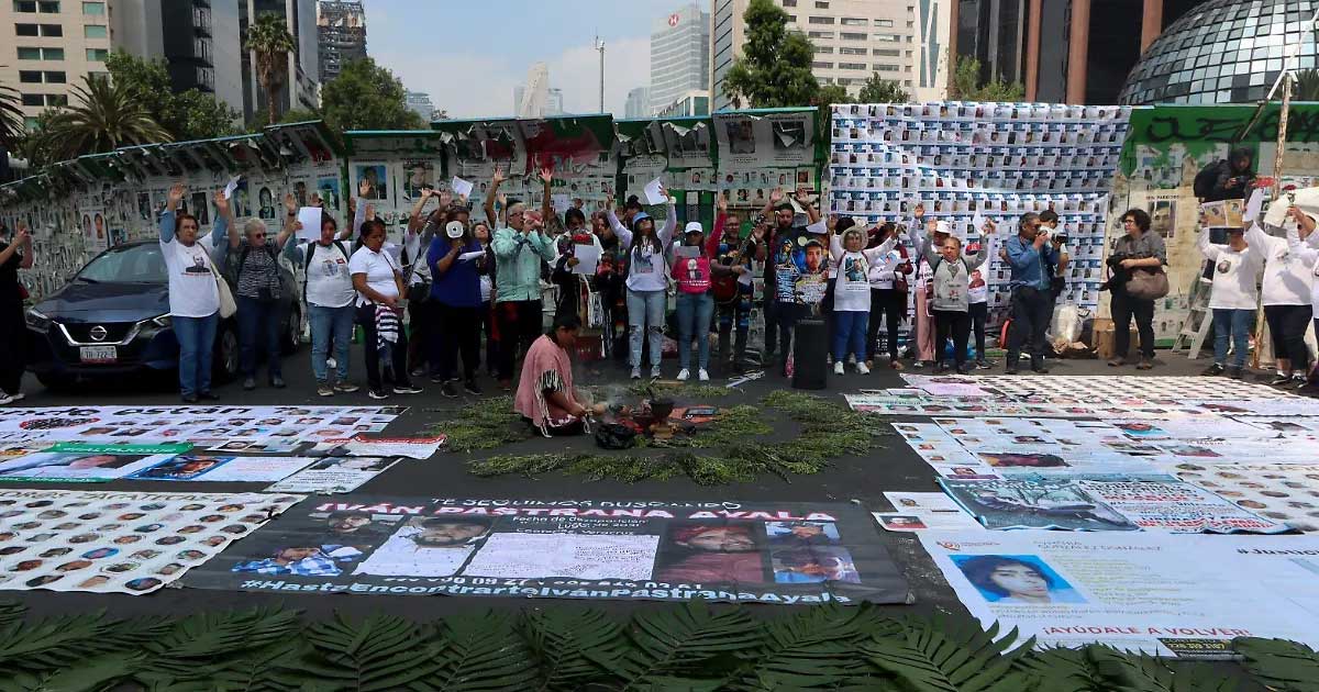 Miembros de colectivos de desaparecidos en CDMX.
