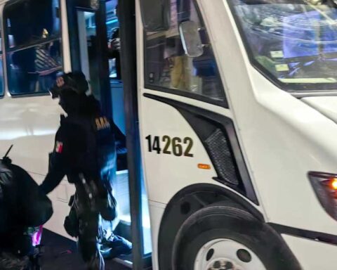 Policías bajando de transporte público tras el operativo.