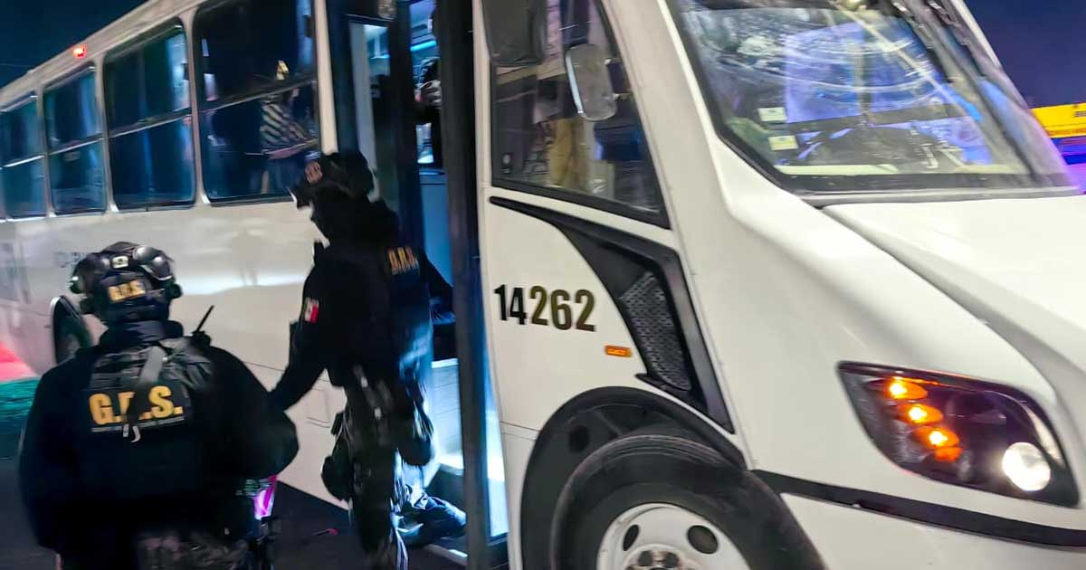Policías bajando de transporte público tras el operativo.