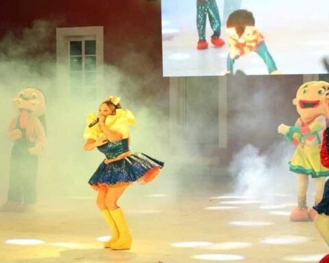 Bailarinas y botargas dando show en el Paseo Colón.