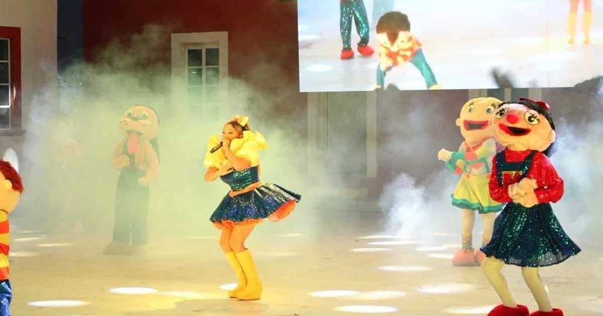Bailarinas y botargas dando show en el Paseo Colón.