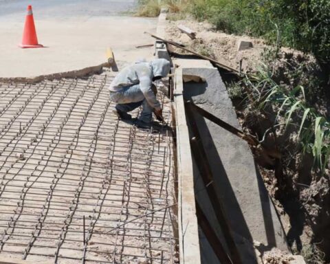 Trabajador reparando el pavimento.