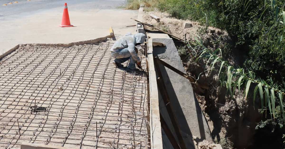 Trabajador reparando el pavimento.