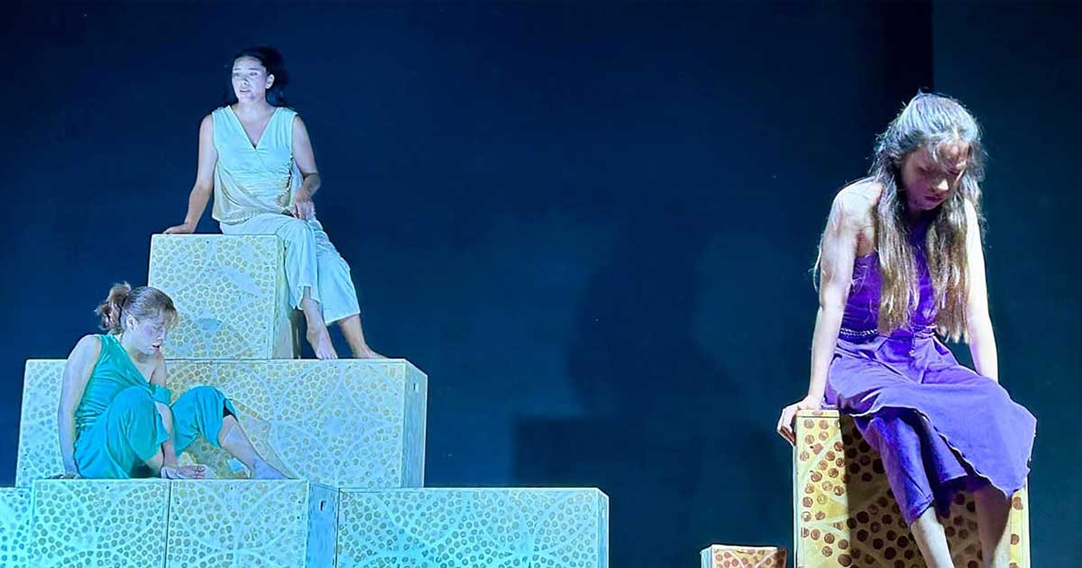 Actrices en una muestra escénica de teatro.
