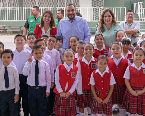 Alcalde de Monclova Carlos Villarreal y estudiantes de una escuela primaria.