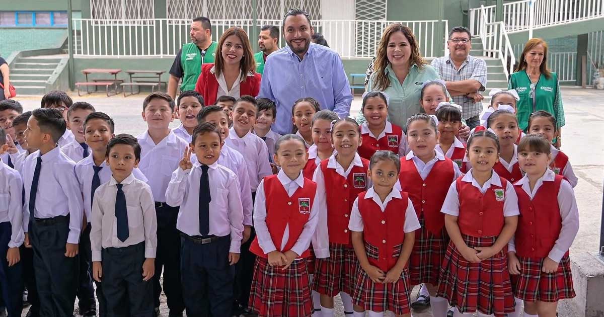 Alcalde de Monclova Carlos Villarreal y estudiantes de una escuela primaria.