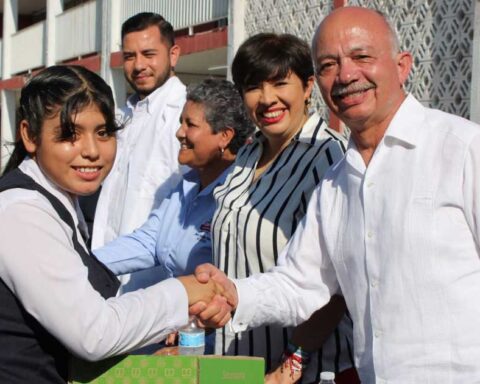 La alcaldesa Brenda Güereca y el secretario de Gobierno Óscar Pimentel encabezando el ciclo escolar en San Pedro.
