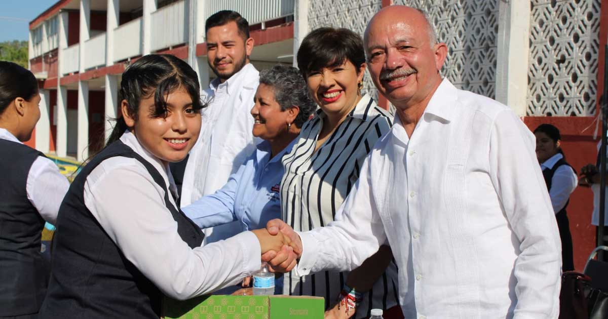 La alcaldesa Brenda Güereca y el secretario de Gobierno Óscar Pimentel encabezando el ciclo escolar en San Pedro.