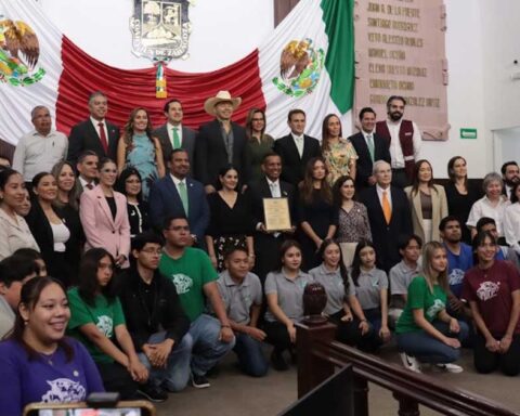 Diputados, estudiantes y maestros de la UTP en el Congreso de Coahuila.