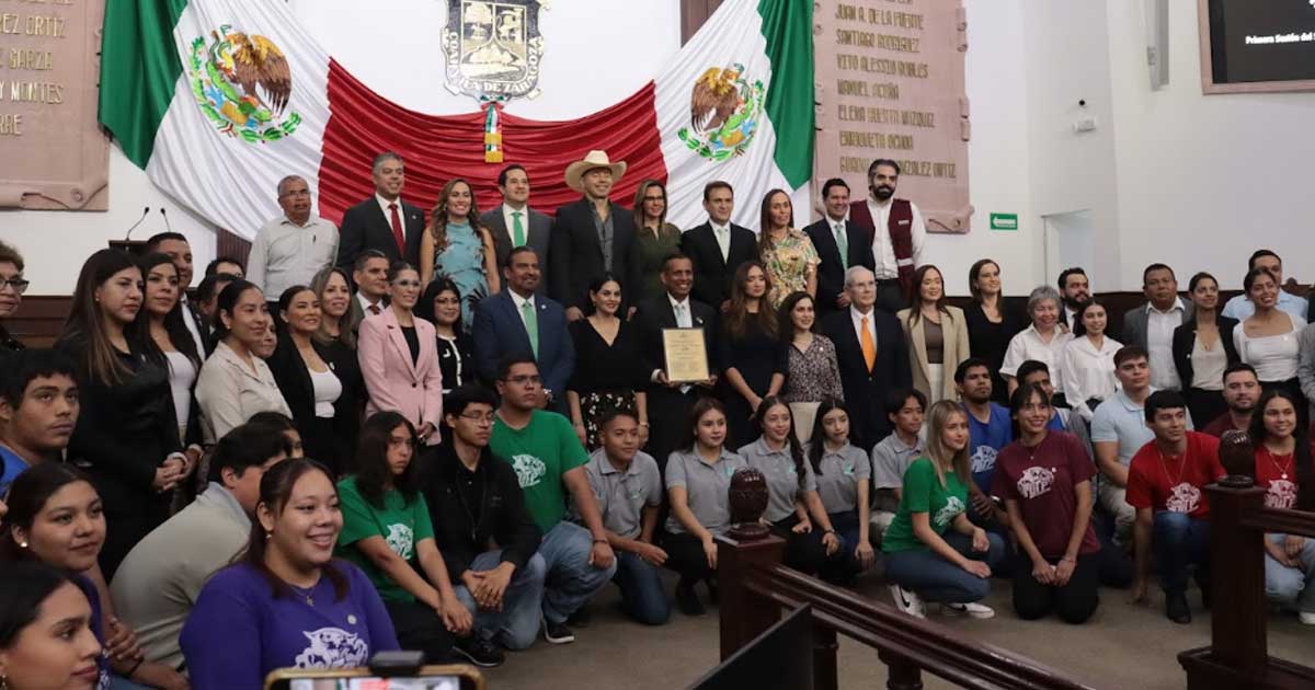 Diputados, estudiantes y maestros de la UTP en el Congreso de Coahuila.