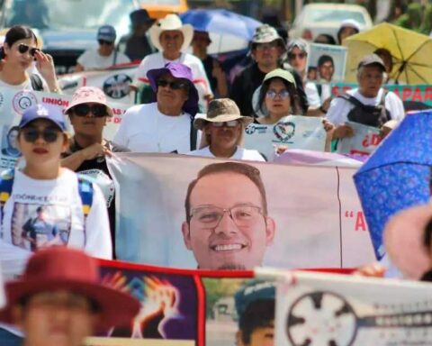 Familiares marchando con lonas de las personas desaparecidas, entre ellas una de Pablo Jared, caso muy mediático en Coahuila.